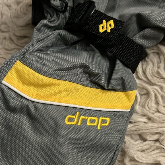 Water proof mittens M grey & yellow fleece lined glove covers unisex Drop NEW 🏂 - Picture 2 of 6